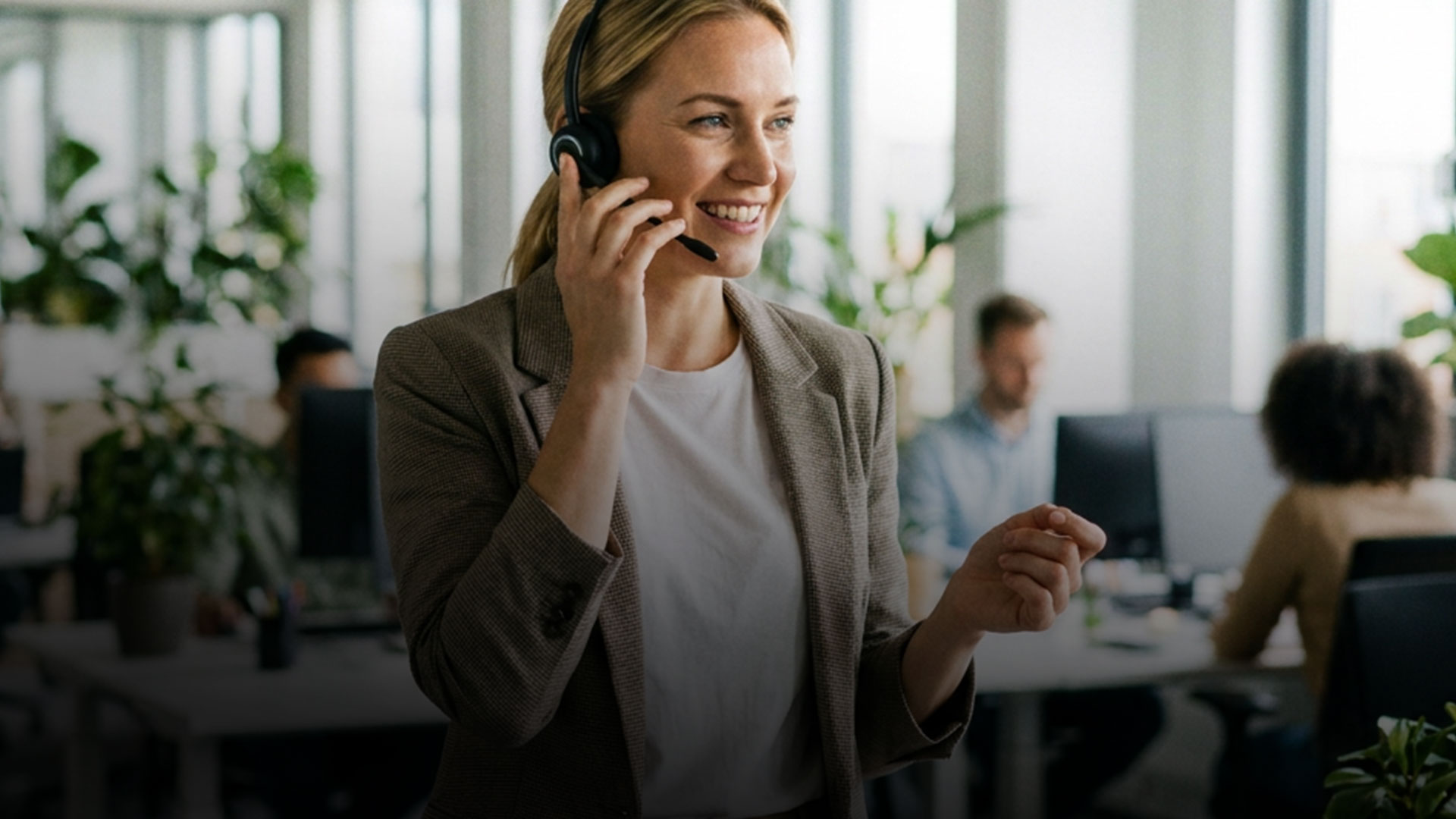 Schadenmeldung - Mitarbeiterin am Telefon
